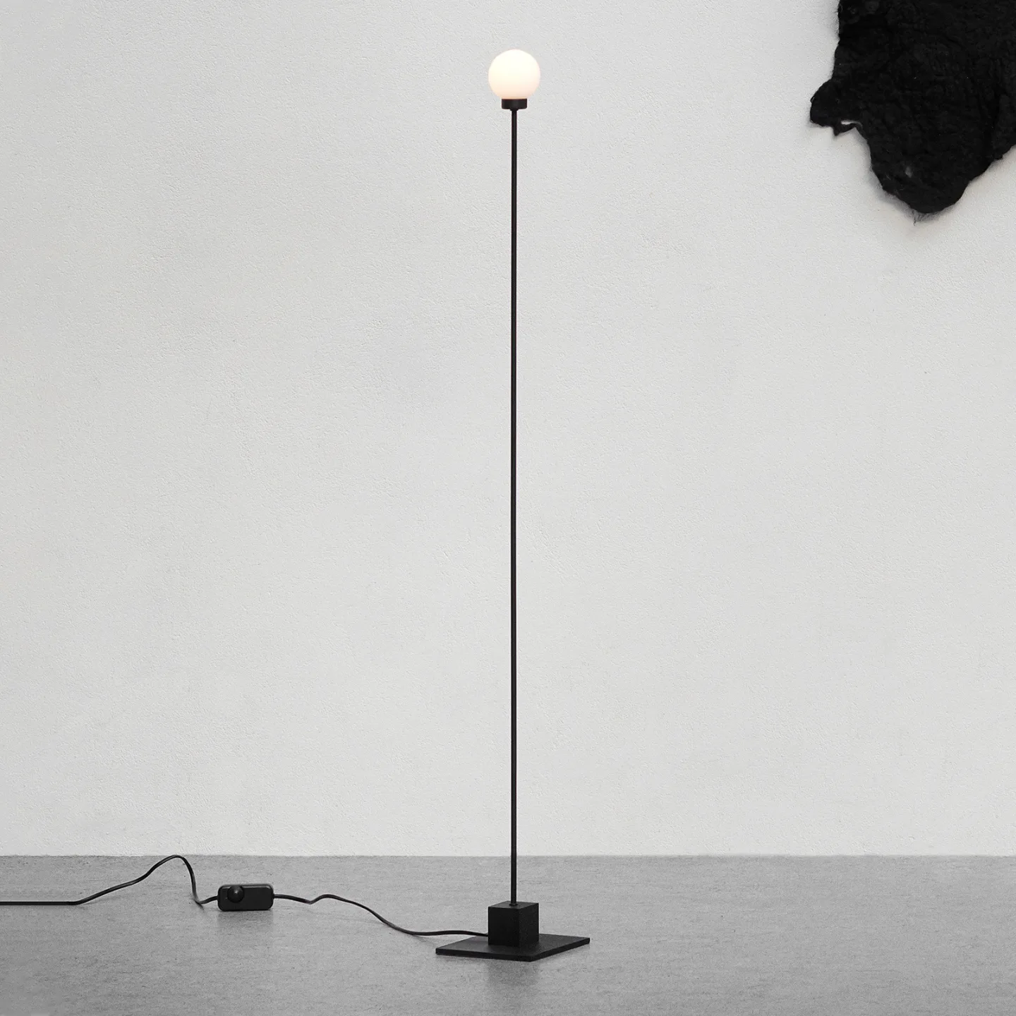 Snowball D8 gulvlampe Sort - Northern - Stue - Design - Metal - Med én lyskilde