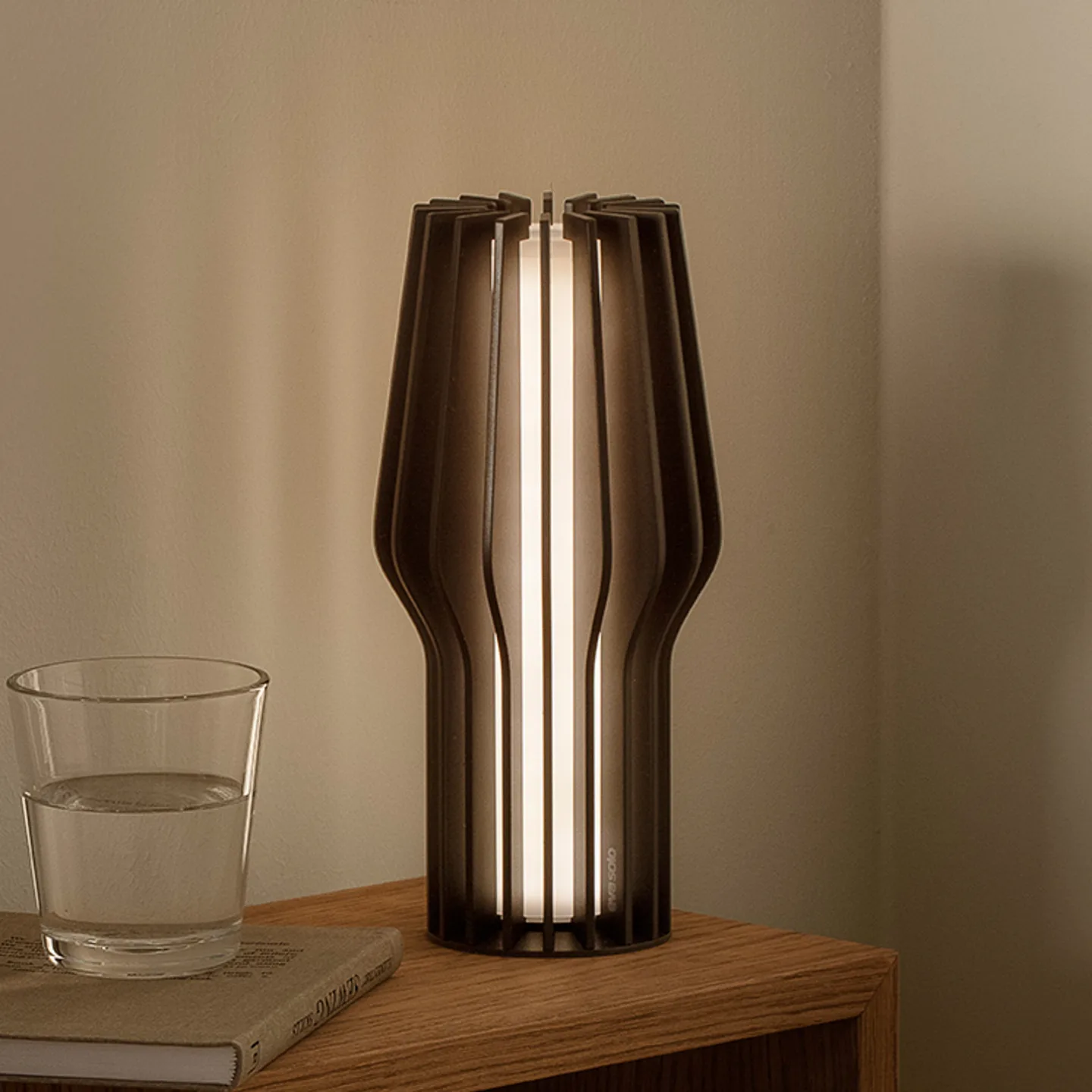 Radiant Portable Tischlampe 25cm Black - PLEASE WAIT to be SEATED - Wohnzimmer - Modern - Kunststoff - Einflammig