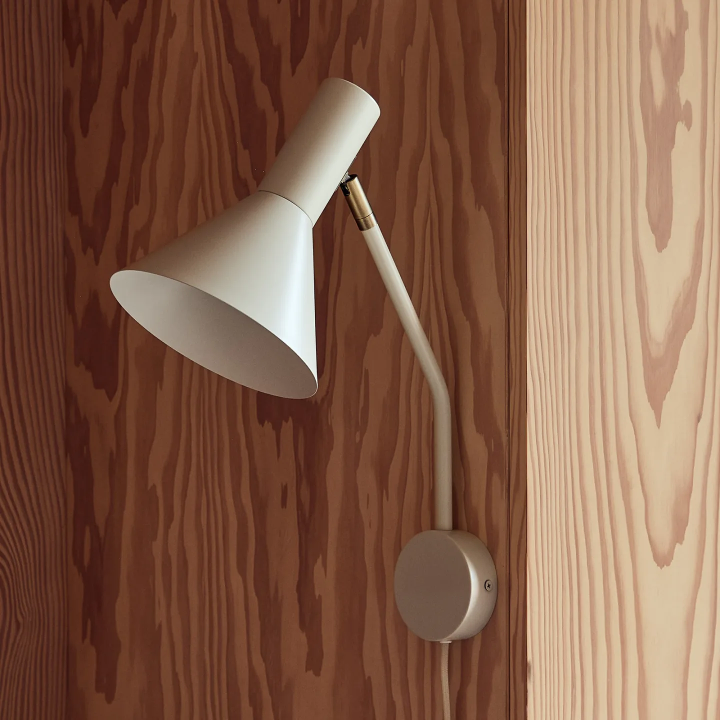 Lyss Wandleuchte Beige Stecker - FRANDSEN - Wohnzimmer - Design - Metall - Einflammig