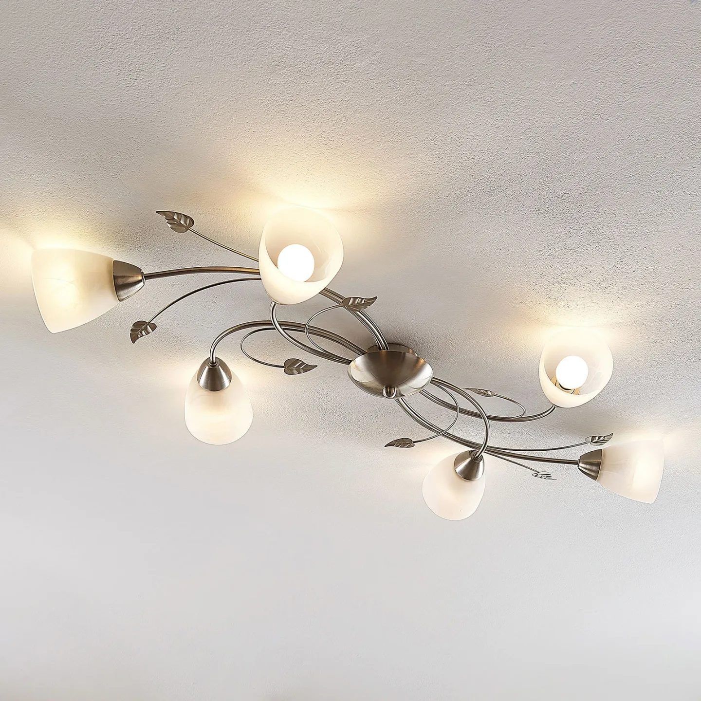 Lindby Deckenlampe Yannie, 6-flg., 106 cm, nickel/weiß, Glas - Wohnzimmer - Antik - Metall - Mehrflammig