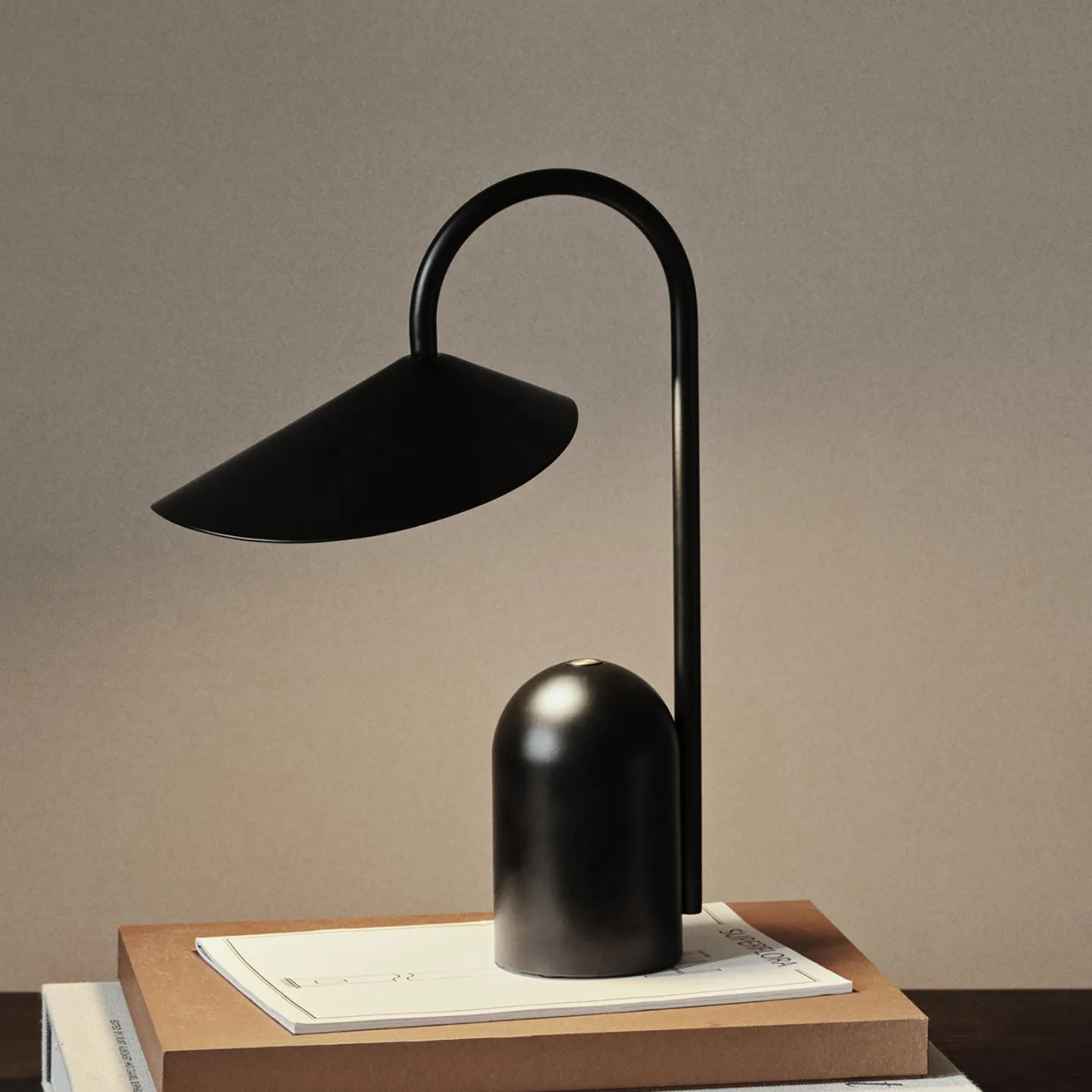 Arum Portable Tischleuchte IP44 Black - Ferm Living - Terrasse - Design - Metall - Einflammig