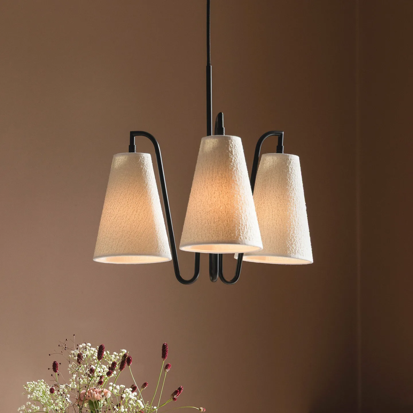 Lou Hängeleuchte weiß Bouclé/schwarz Stoff - Globen Lighting Lou Bouclé 3 - Wohnzimmer - Skandinavisch - Stoff / Textil - Mehrflammig
