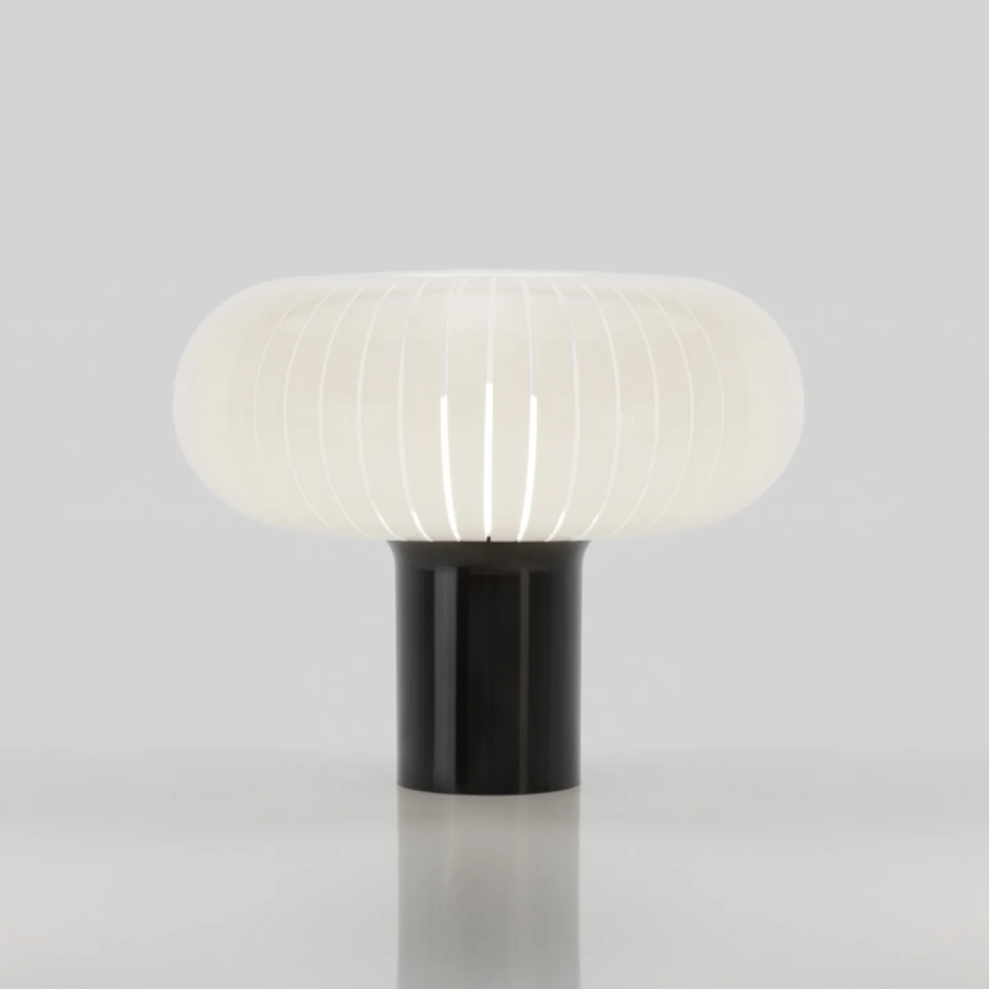Teresa Tischleuchte Weiß/Schwarz - Kartell - Wohnzimmer - Design - Kunststoff - Mit Schirm