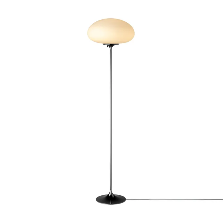 Stemlite gulvlampe, svart-krom, høyde 150 cm, dimbar - Gubi - Stue - Design - Metall - Med en lyskilde