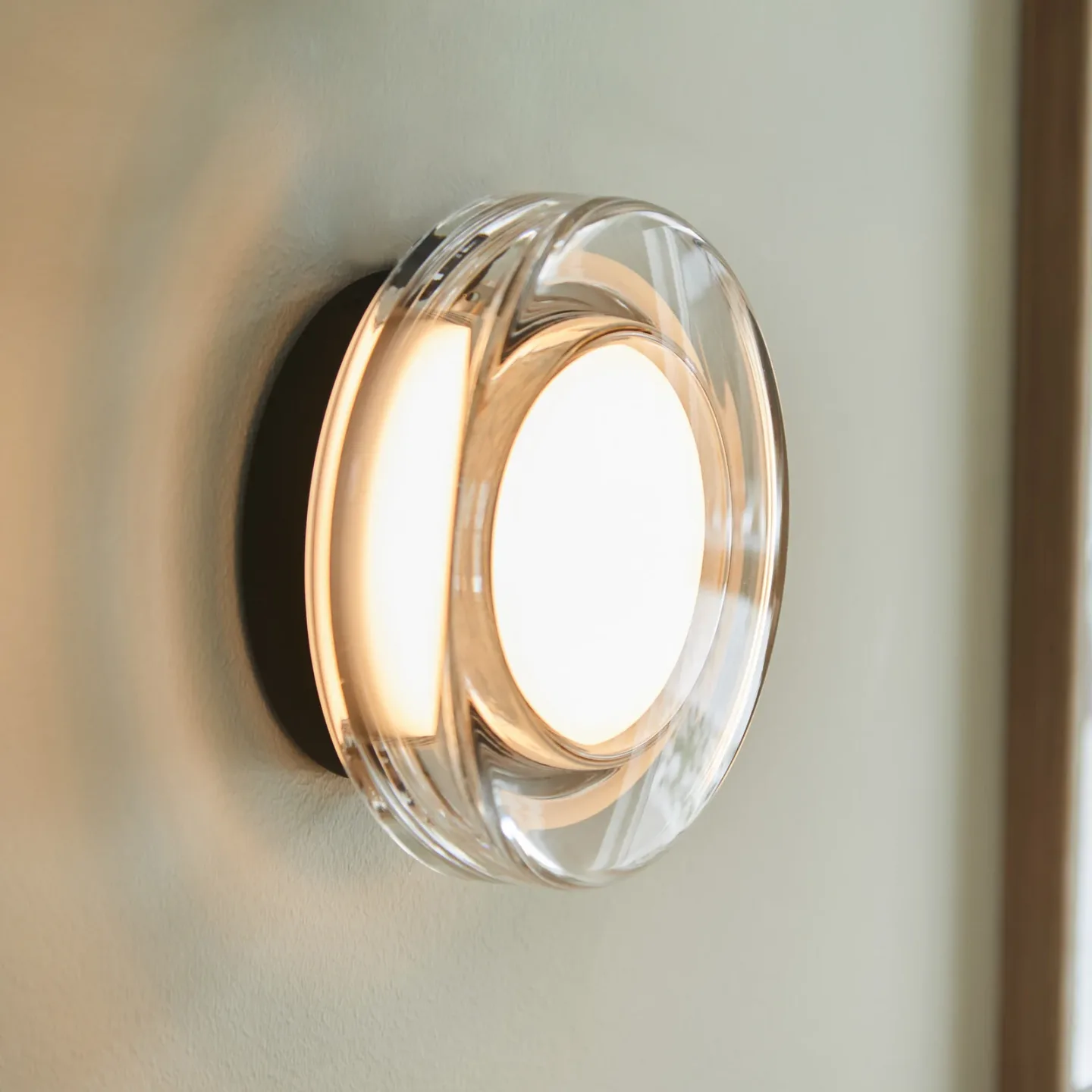 Hugo LED-væglampe, sort/klar, Ø 17 cm, IP65 – LOOM DESIGN - Stue - Moderne - Plastik - Med én lyskilde