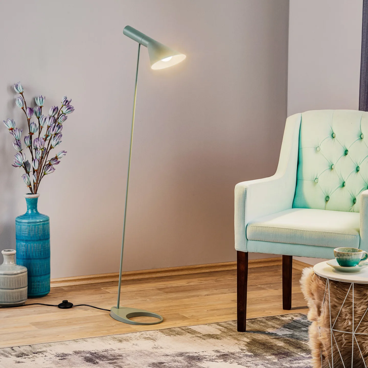 AJ Stehleuchte Hell Petroleum - Louis Poulsen - Wohnzimmer - Design - Metall - Einflammig