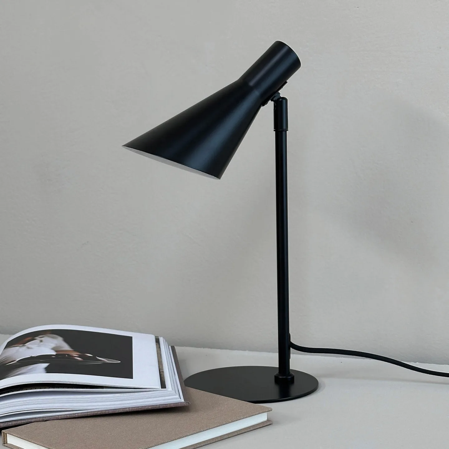 DL12 Tischleuchte Mini Schwarz - Dyberg Larsen - Wohnzimmer - Design - Metall - Mit Schirm