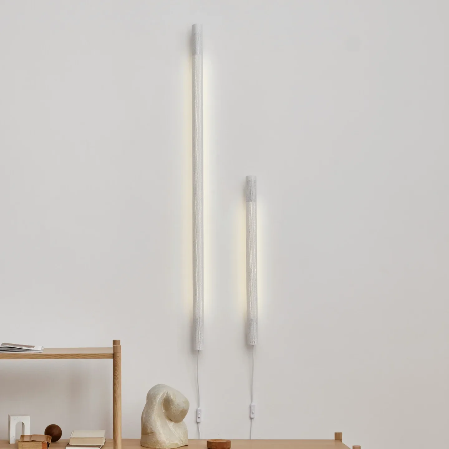 Radent Wandleuchte, weiß, Höhe 135 cm, G13 - GEJST - Wohnzimmer - Metall - Einflammig