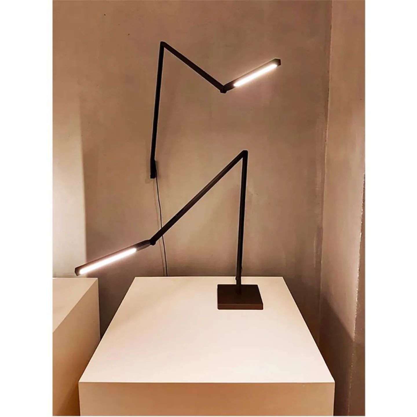 Untitled Linear Tischleuchte 2700K Black - Nemo Lighting - Arbeitszimmer / Büro - Aluminium