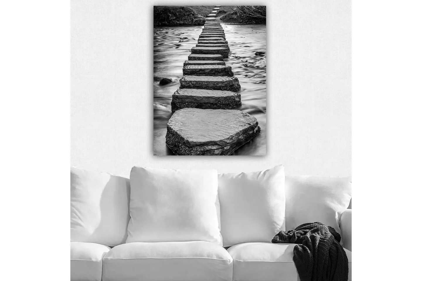 Canvastavla 70x100 cm - Svartvit bild av stenar som bildar en väg över vattenytan - Svart / Vitt / Grått
