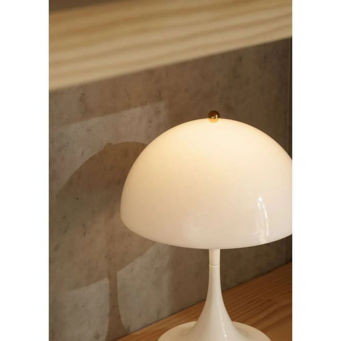 Panthella 160 bordlampe, IP44, messing/hvid - Louis Poulsen - Aluminium