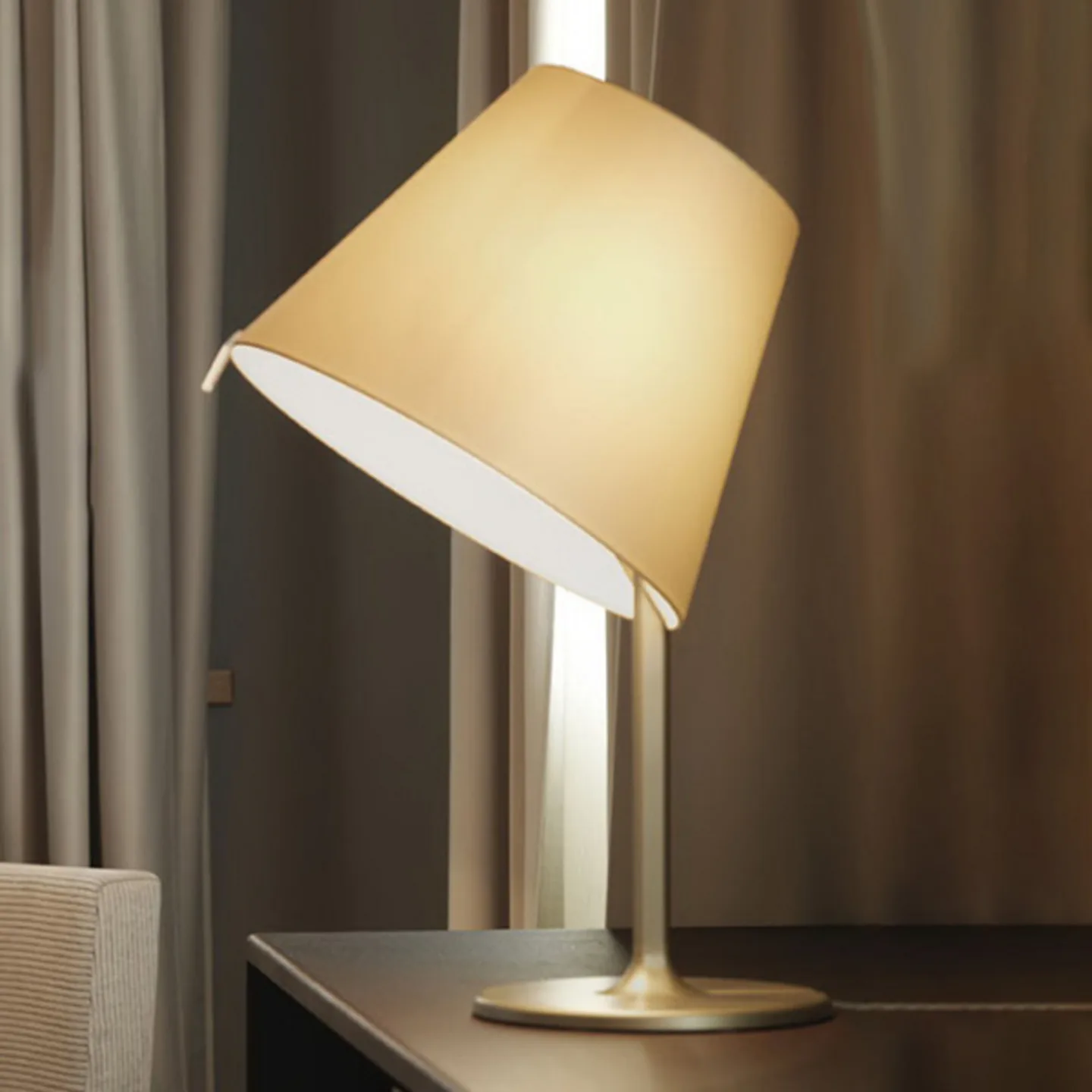 Melampo T Bordslampa Brons - Artemide - Vardagsrum - Design - Tyg / textil - Med lampskärm