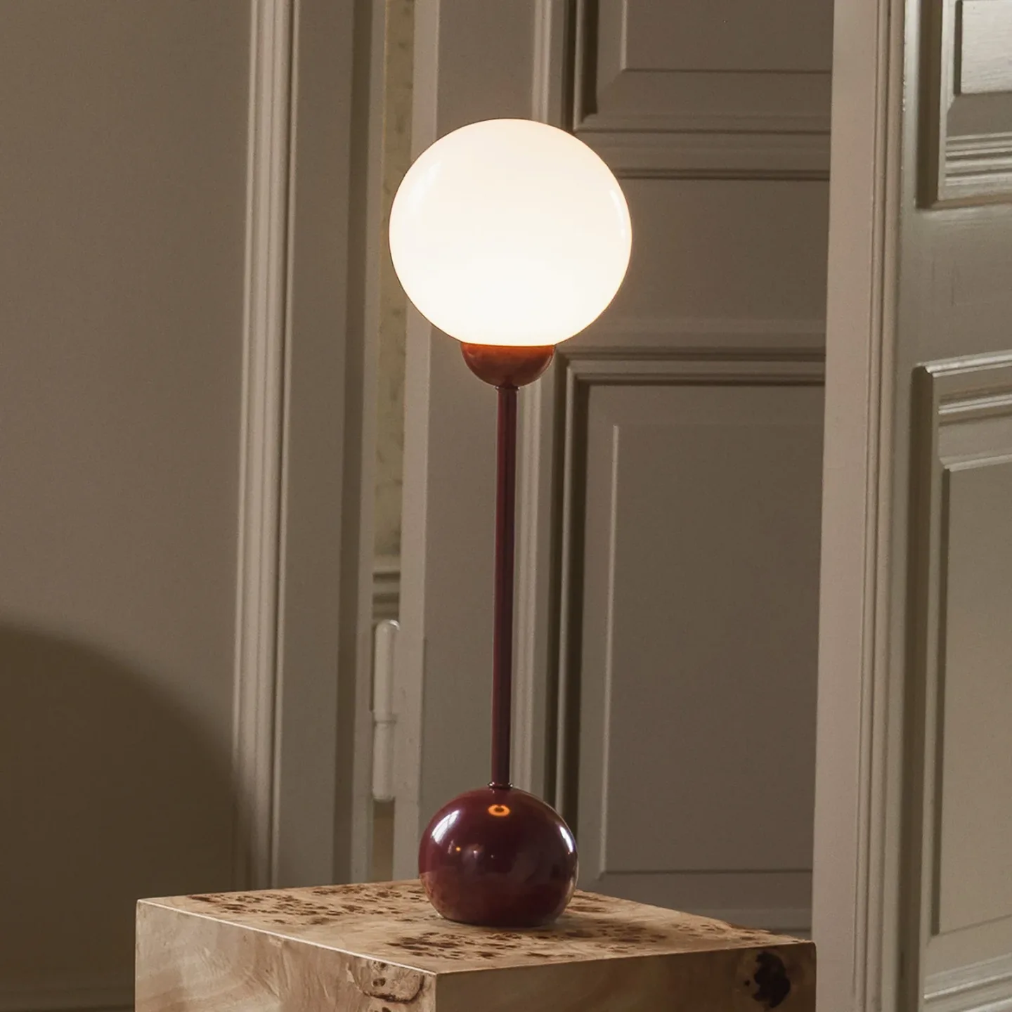 Ripley bordlampe, burgunderrød, høyde 52 cm – Globen Lighting - Stue - Skandinavisk - Metall - Med skjerm