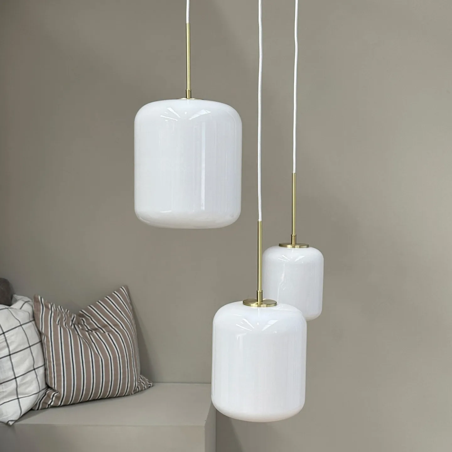 Silvia 25 Pendelleuchte Opal/Brass - Dyberg Larsen - Wohnzimmer - Design - Glas - Mit Schirm