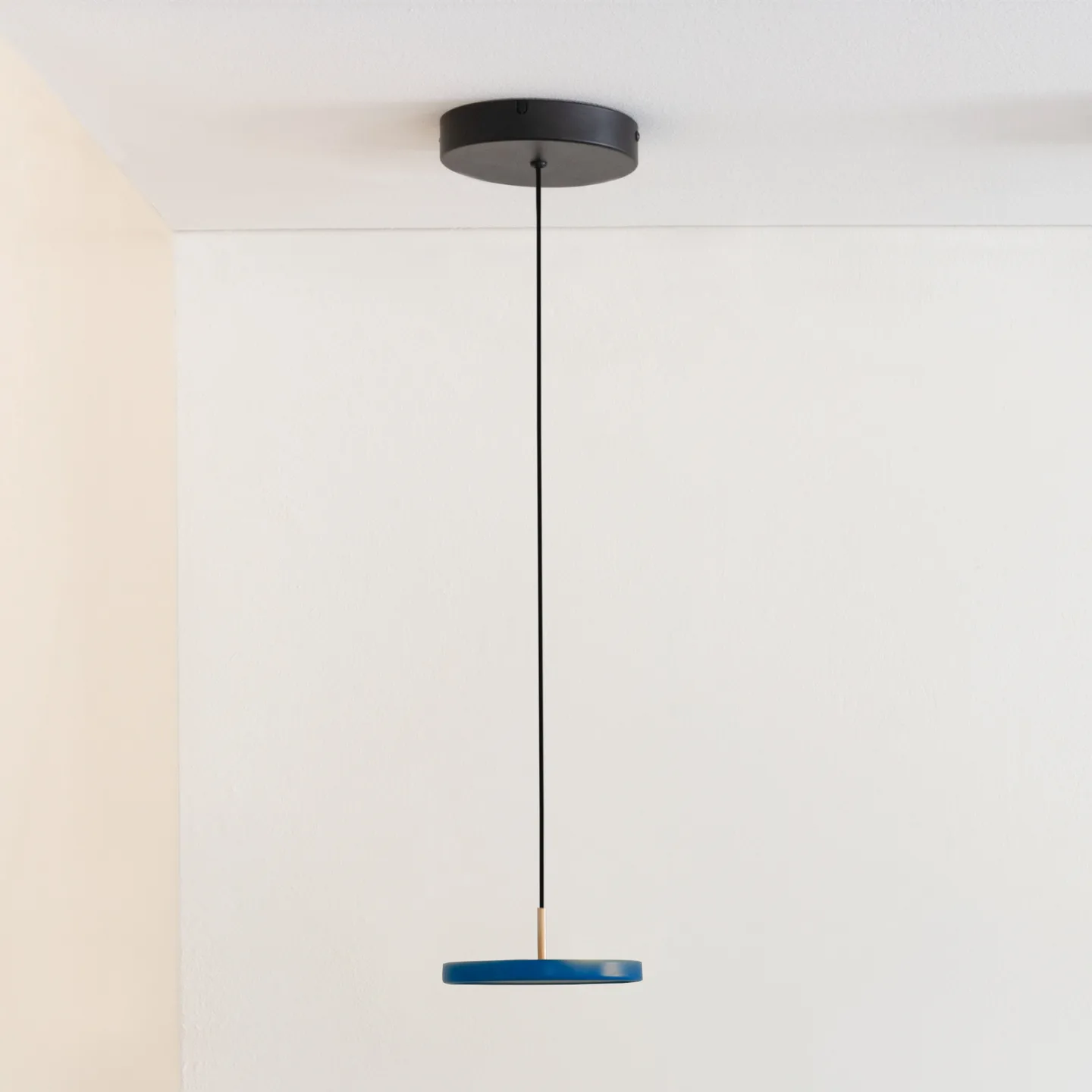 Asteria Taklampa Micro V2 Petrol Blue - UMAGE Asteria Micro V2 - Vardagsrum - Skandinavisk - Metall - Med en ljuskälla
