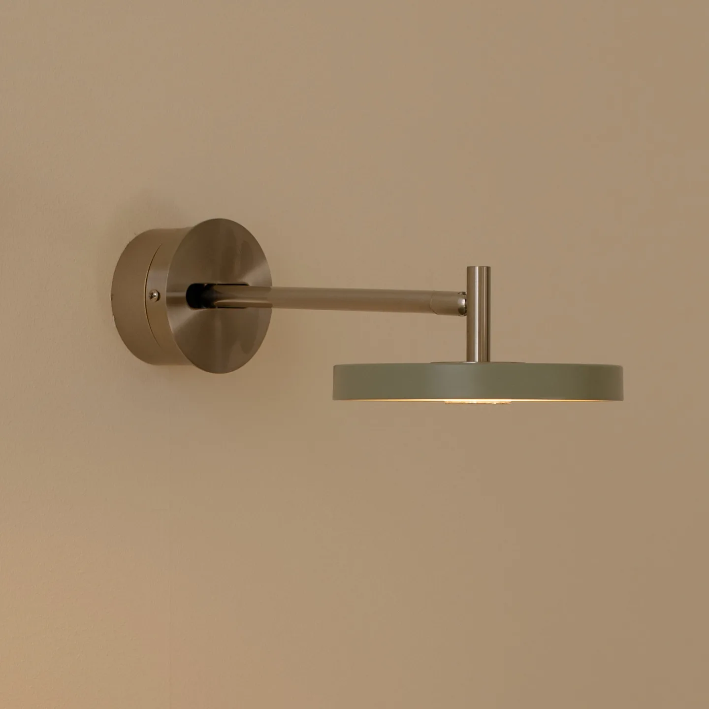 Asteria Short LED-Wandlampe, oliv, Stahl, Hardwire - UMAGE - Wohnzimmer - Design - Metall - Einflammig