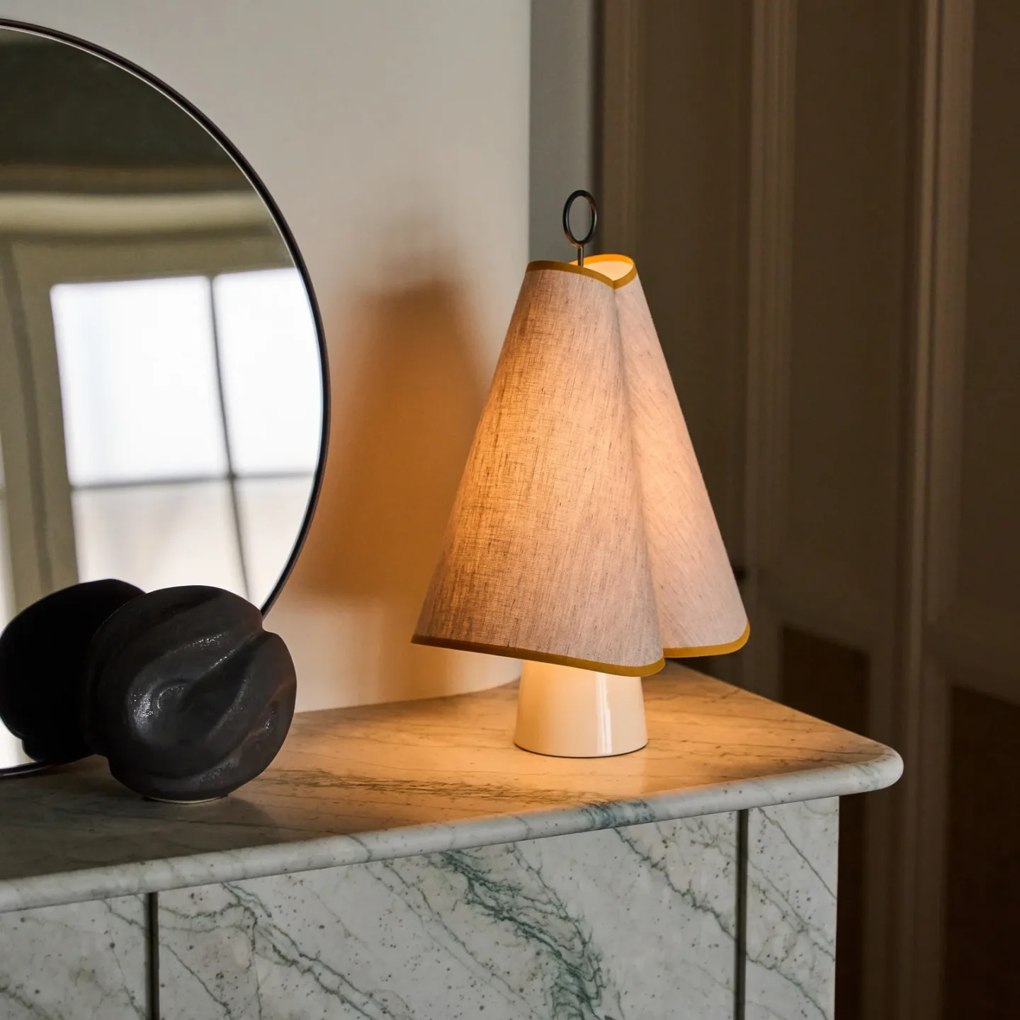 Hornbæk LED-Akku-Tischleuchte, beige/gelb, Canvas - GUBI - Wohnzimmer - Design - Stoff / Textil - Einflammig