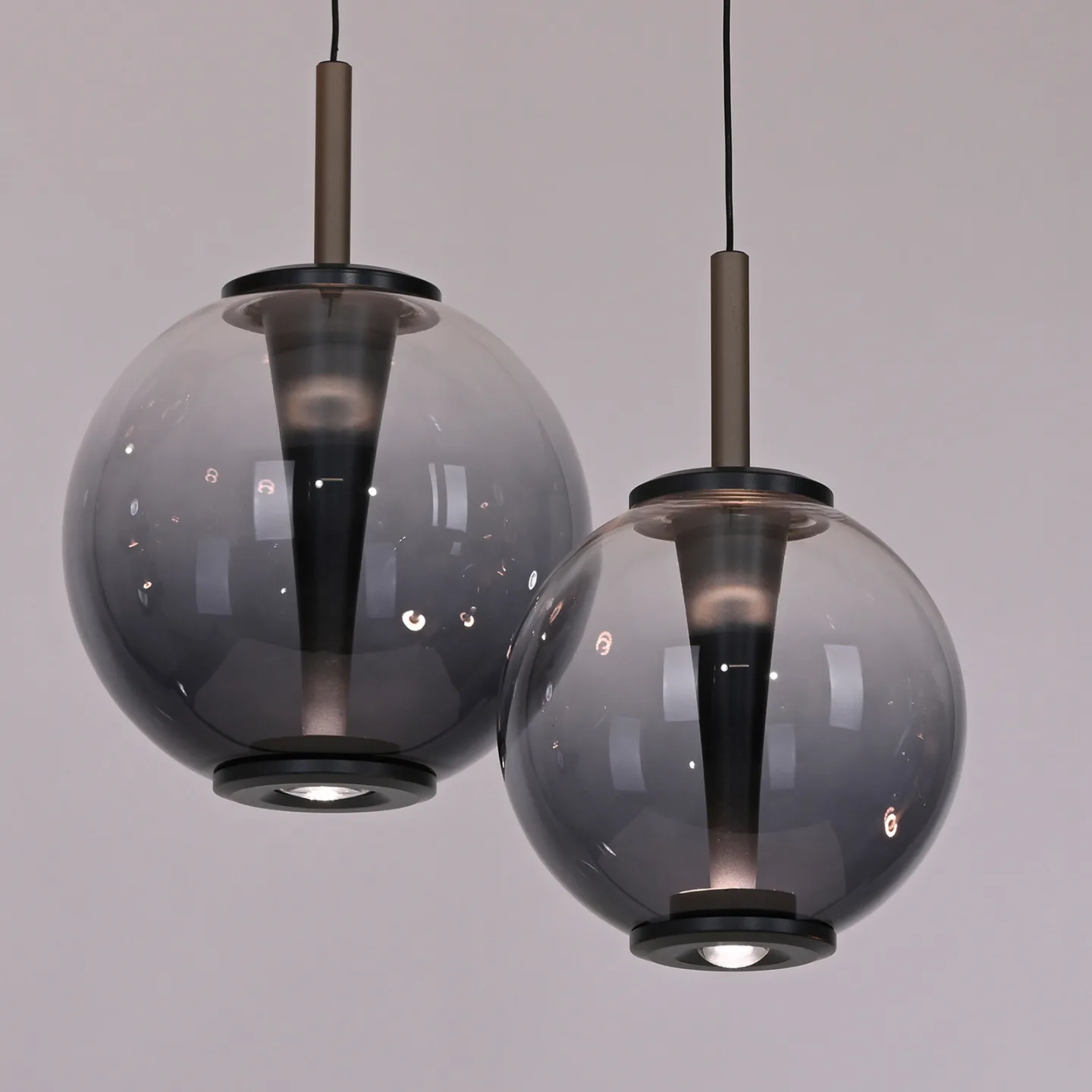 E-Infinity LED-hængelampe, grå/røgfarvet, Ø50 cm, CCT – PURE - Stue - Glas - Med skærm