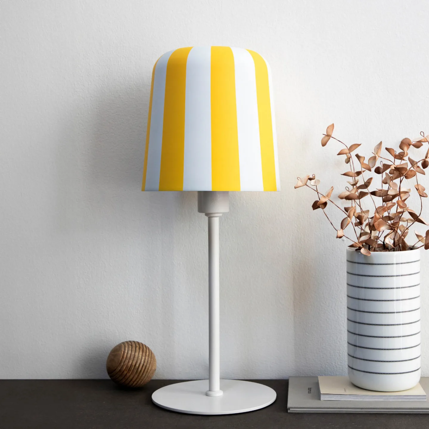 Gry Tischleuchte Gelb/Weiß - Dyberg Larsen - Wohnzimmer - Design - Metall - Mit Schirm