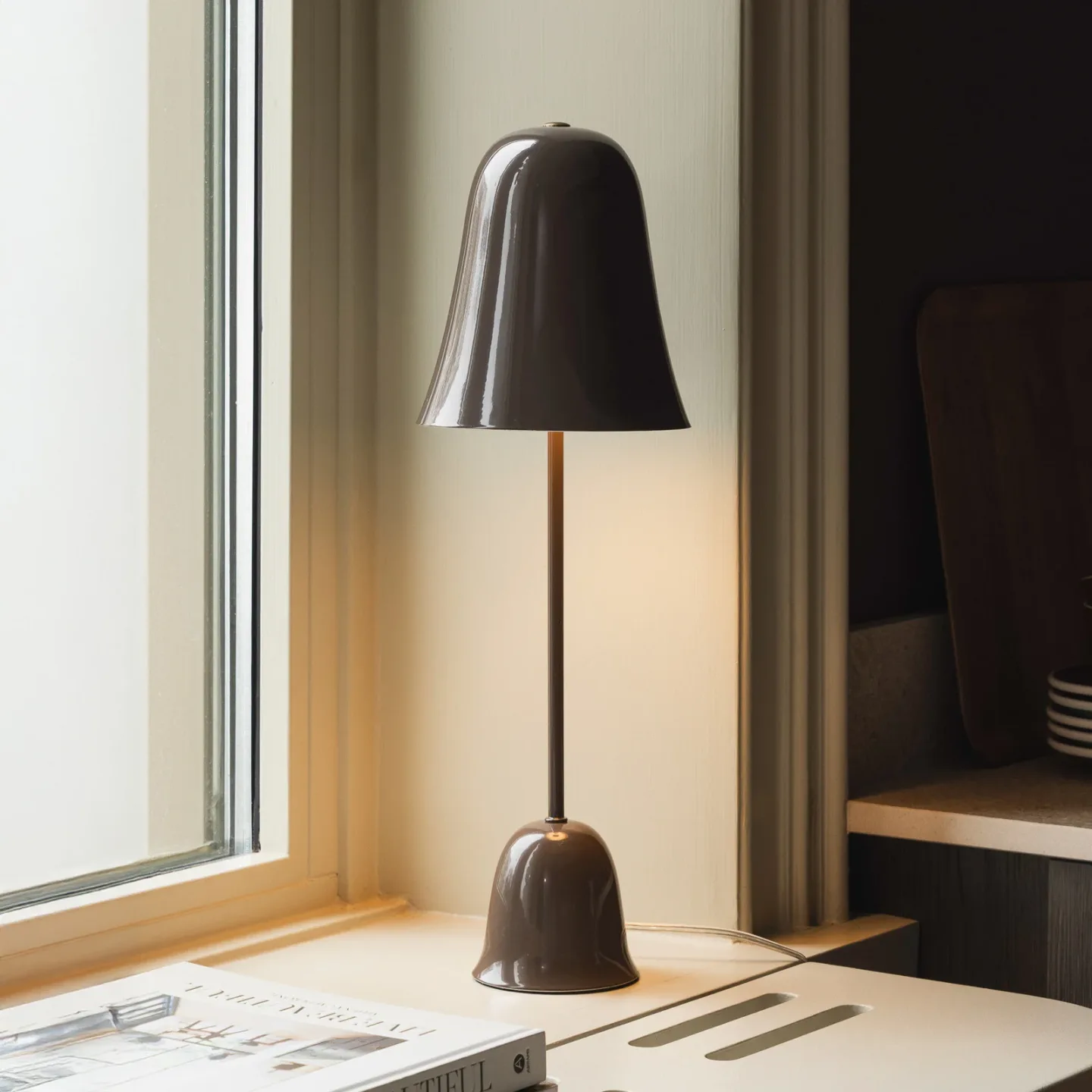 Blåklockan Tischlampe mokkabraun Höhe 56cm - Globen Lighting - Wohnzimmer - Skandinavisch - Metall - Mit Schirm