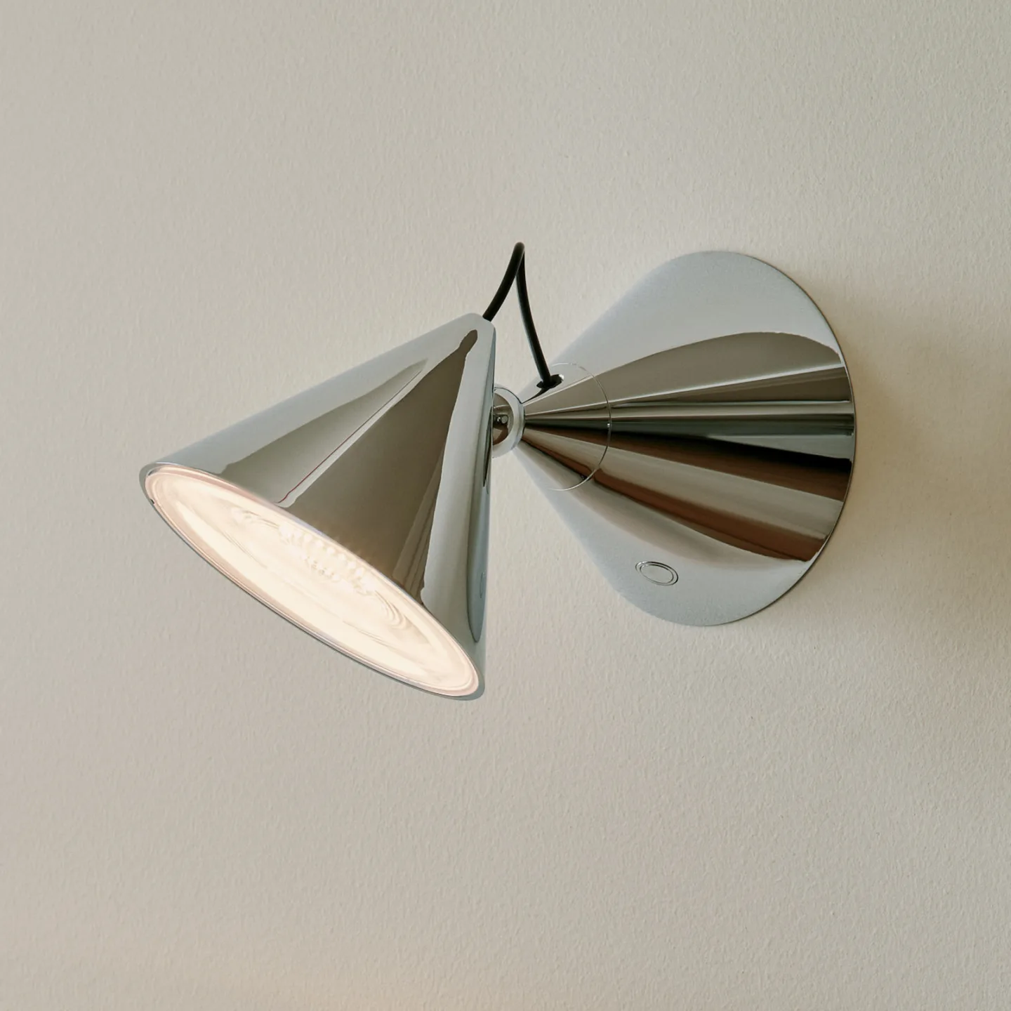 Pose LED-vegglampe, sølv 21 cm plast - Tom Dixon - Stue - Design - Metall - Med en lyskilde