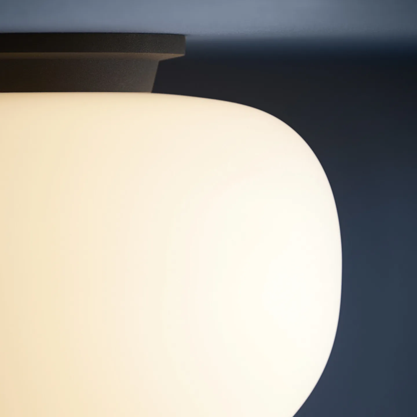 Supernate Deckenleuchte Ø28 Opal White/Black - Frandsen - Wohnzimmer - Design - Glas - Einflammig