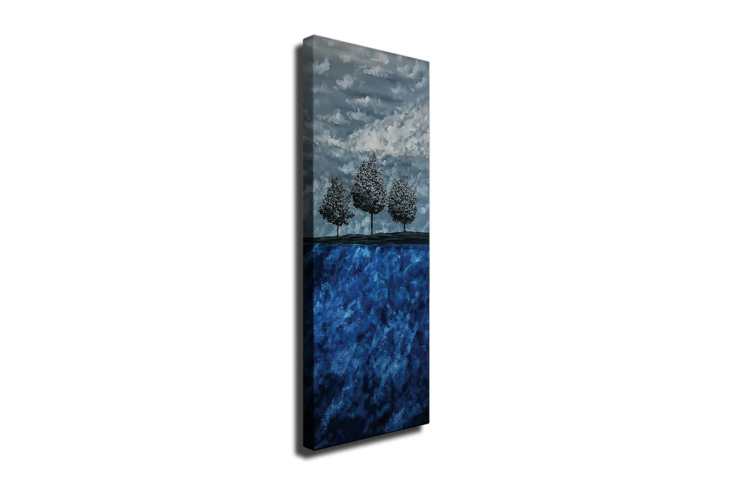 Canvastavla 30x80 cm - Tre stiliserade träd mot en blå bakgrund - Mörkblå / Ljusblå / Grå