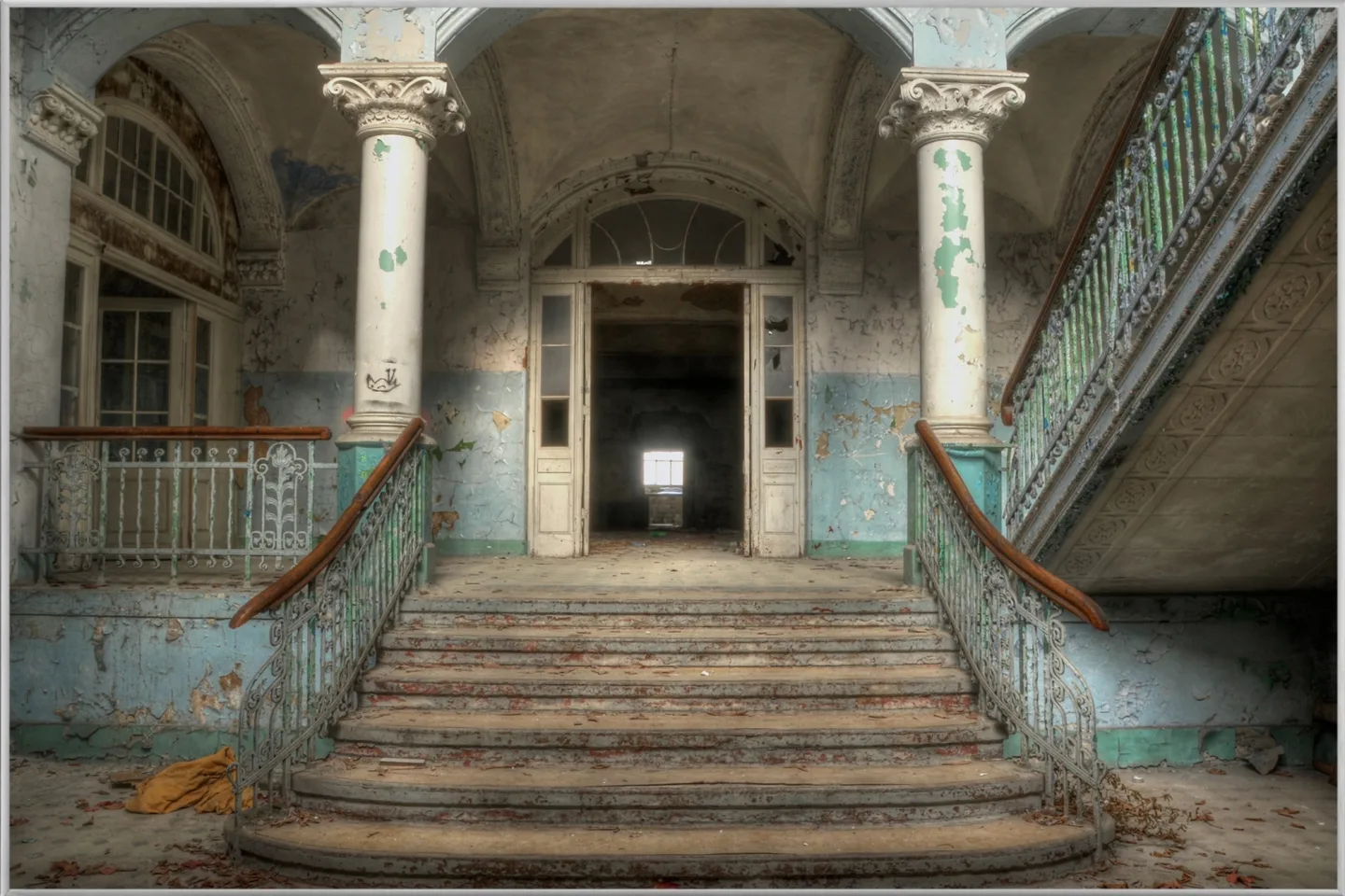image LAND Bild mit Rahmen Lost Place Treppe 1 | Schubiger Möbel