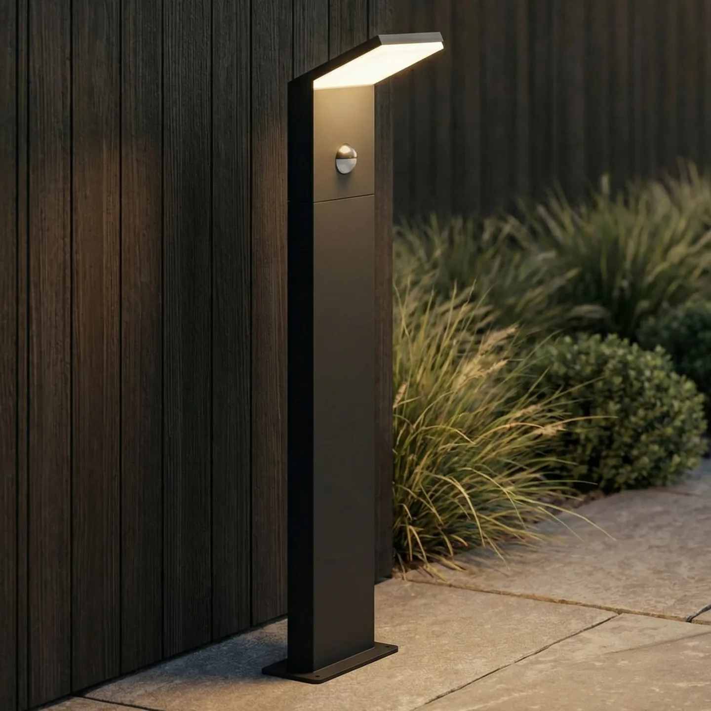 Nevio LED-gadelampe med sensor, Graphite - Lucande - Terrasse - Moderne - Metal - Med én lyskilde