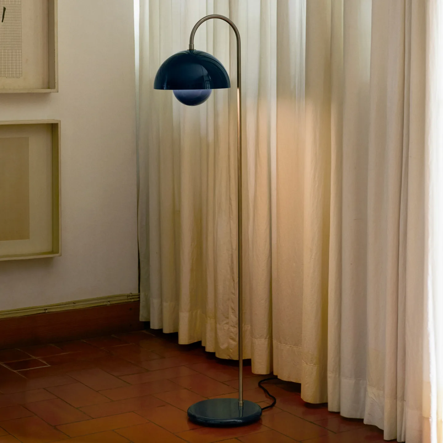 Flowerpot VP12 gulvlampe, stålblå, højde 122 cm - &TRADITION - Stue - Design - Metal - Med skærm
