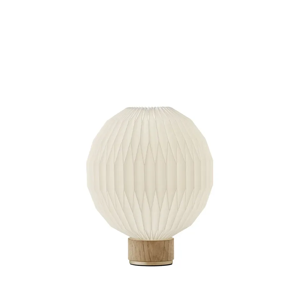 Le Klint 375 bordslampa vit, x-small- plastskärm, lampfot i ek