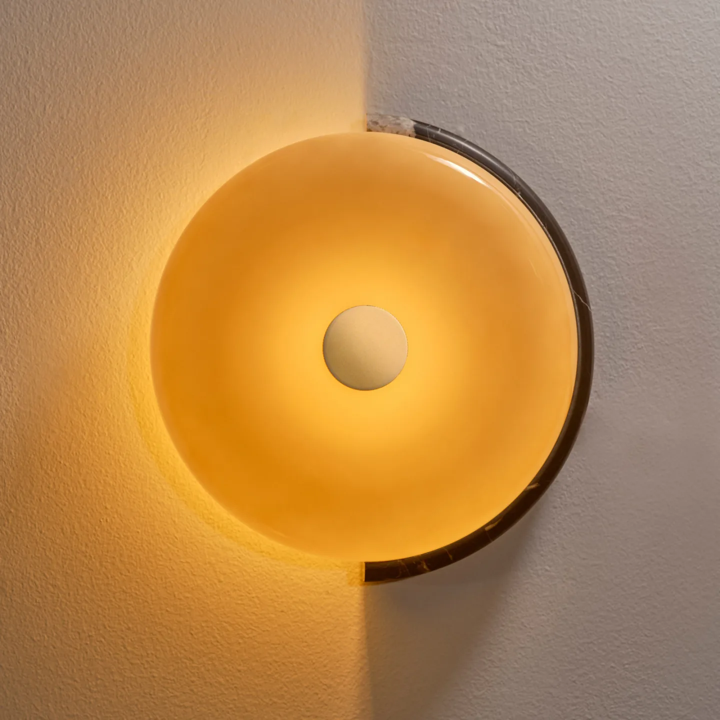 Trip LED-vegglampe, brun/hvit, glass – DESIGN BY US - Stue - Stein - Med en lyskilde