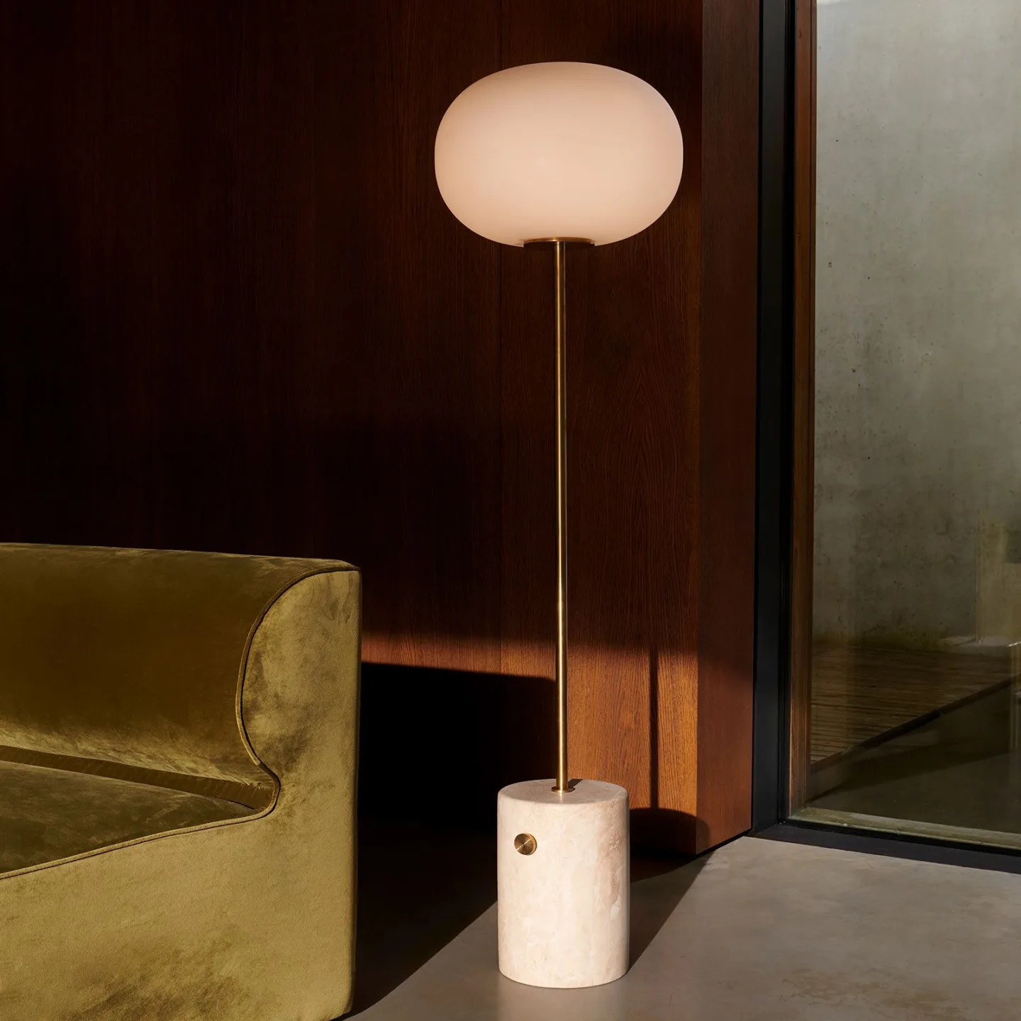 JWDA gulvlampe, messing/beige, travertin, 150 cm, dæmpbar – Audo Audo Copenhagen - Stue - Design - Sten - Med skærm