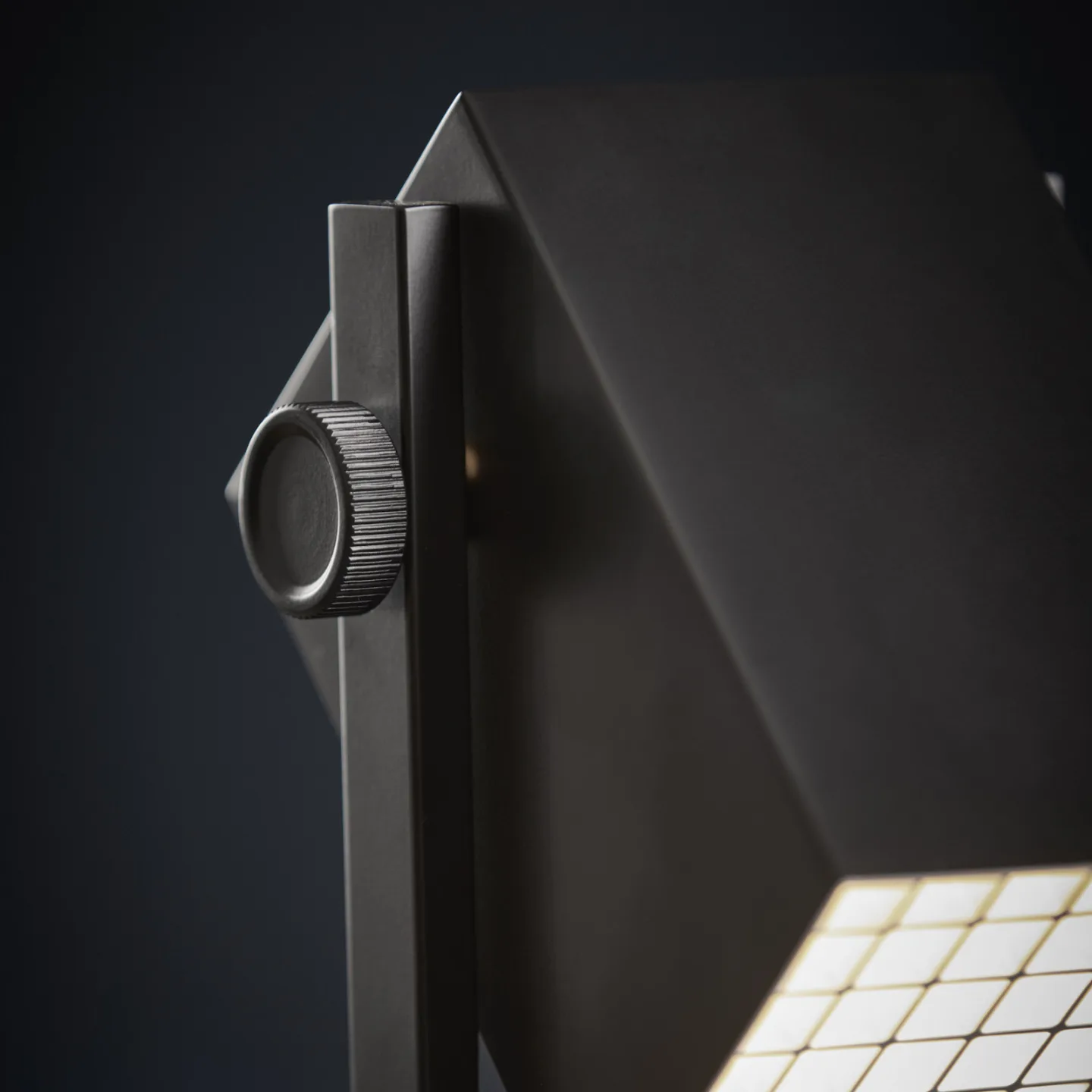 BF Quadro Bordslampa Matt Black - Frandsen - Vardagsrum - Design - Metall - Vinklad