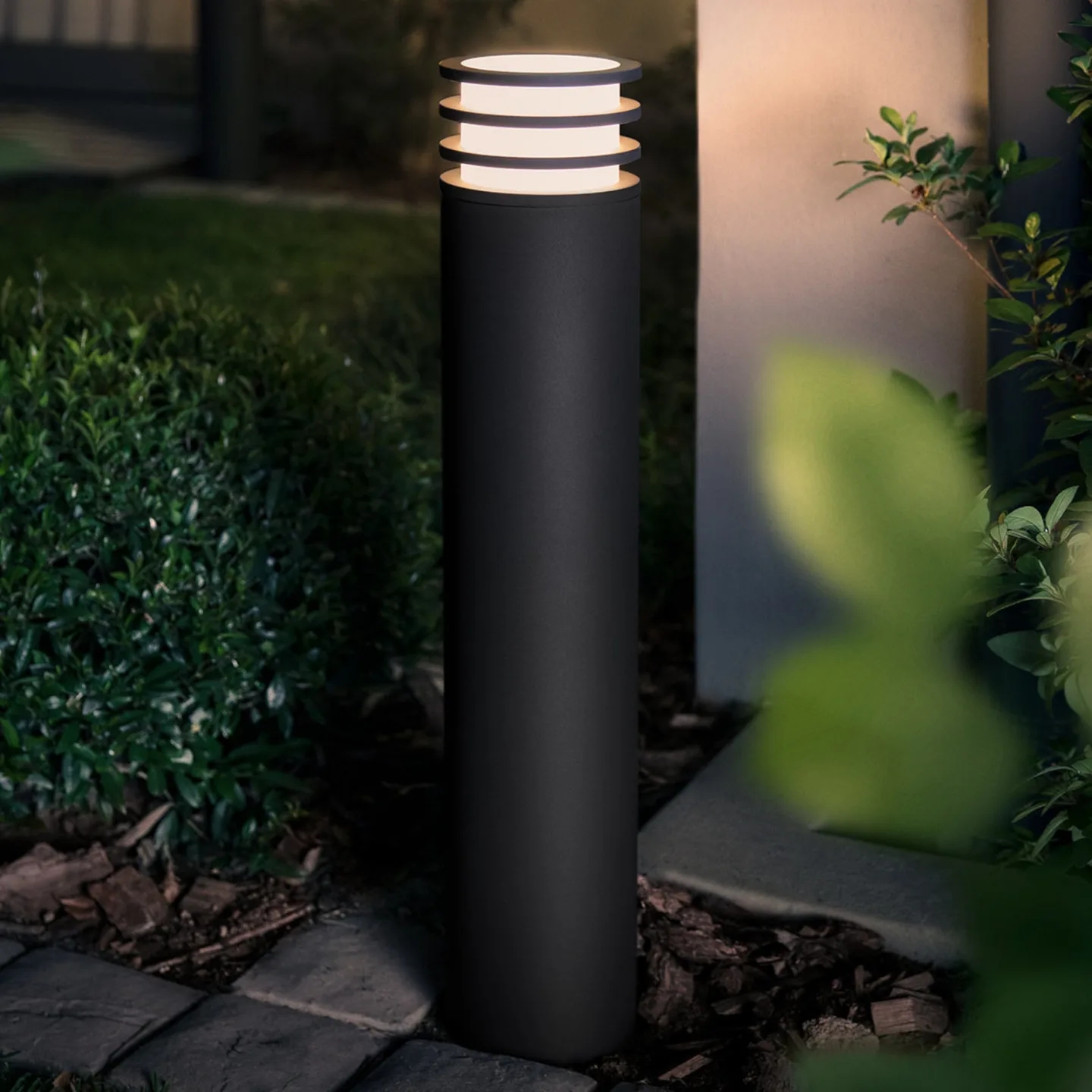 Lucca Wegeleuchte, smart, schwarz, IP44 - Philips Hue Philips Hue Lucca - Modern - Metall - Einflammig