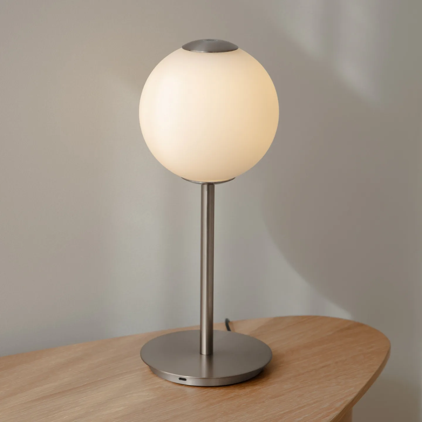 Audrey LED-bordlampe, stålfarvet, højde 37 cm - UMAGE - Stue - Design - Metal - Med én lyskilde