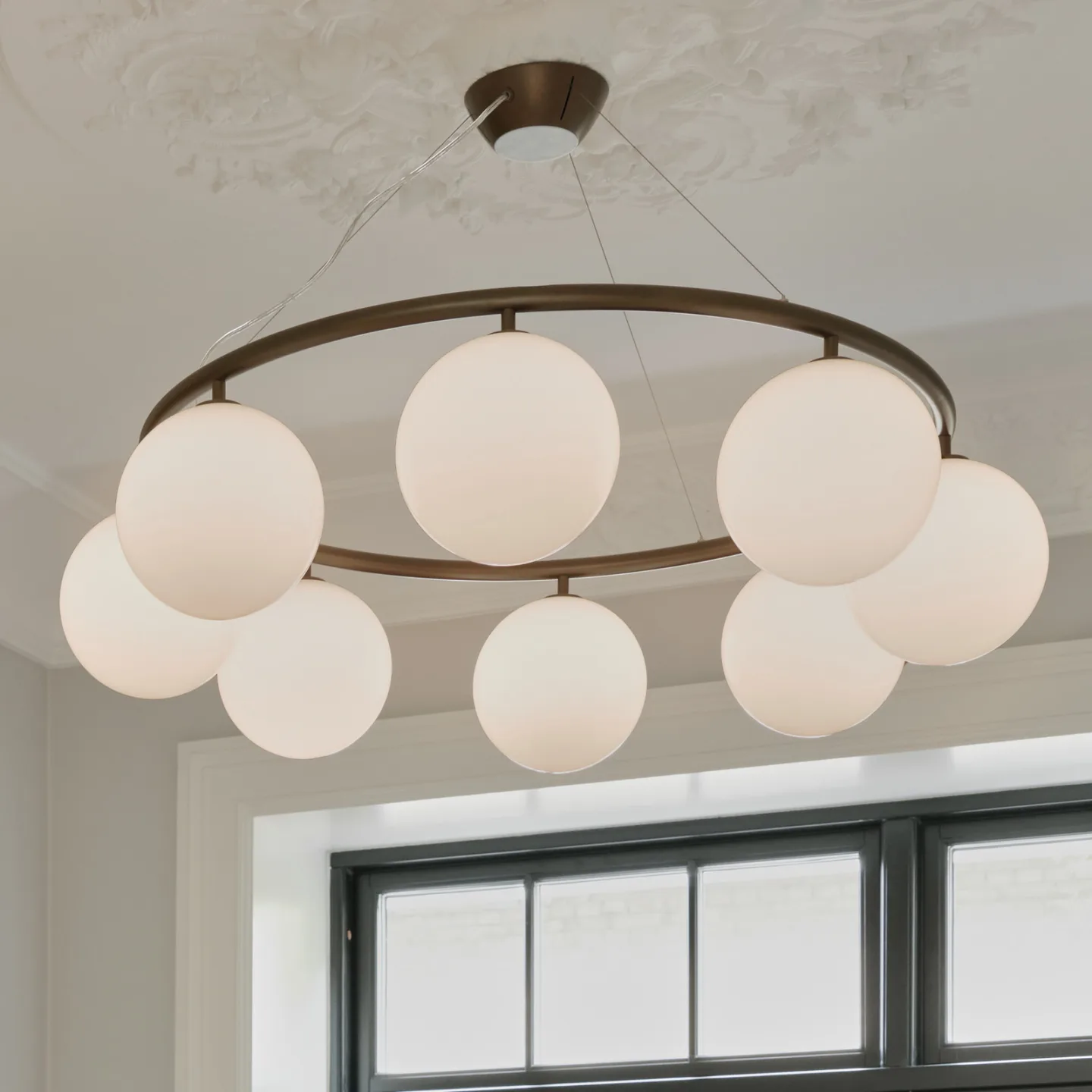 Miira 8 Circular ljuskrona, brons/vit, Ø 100 cm - Nuura Nuura Aps - Matsal - Skandinavisk - Metall - Med lampskärm