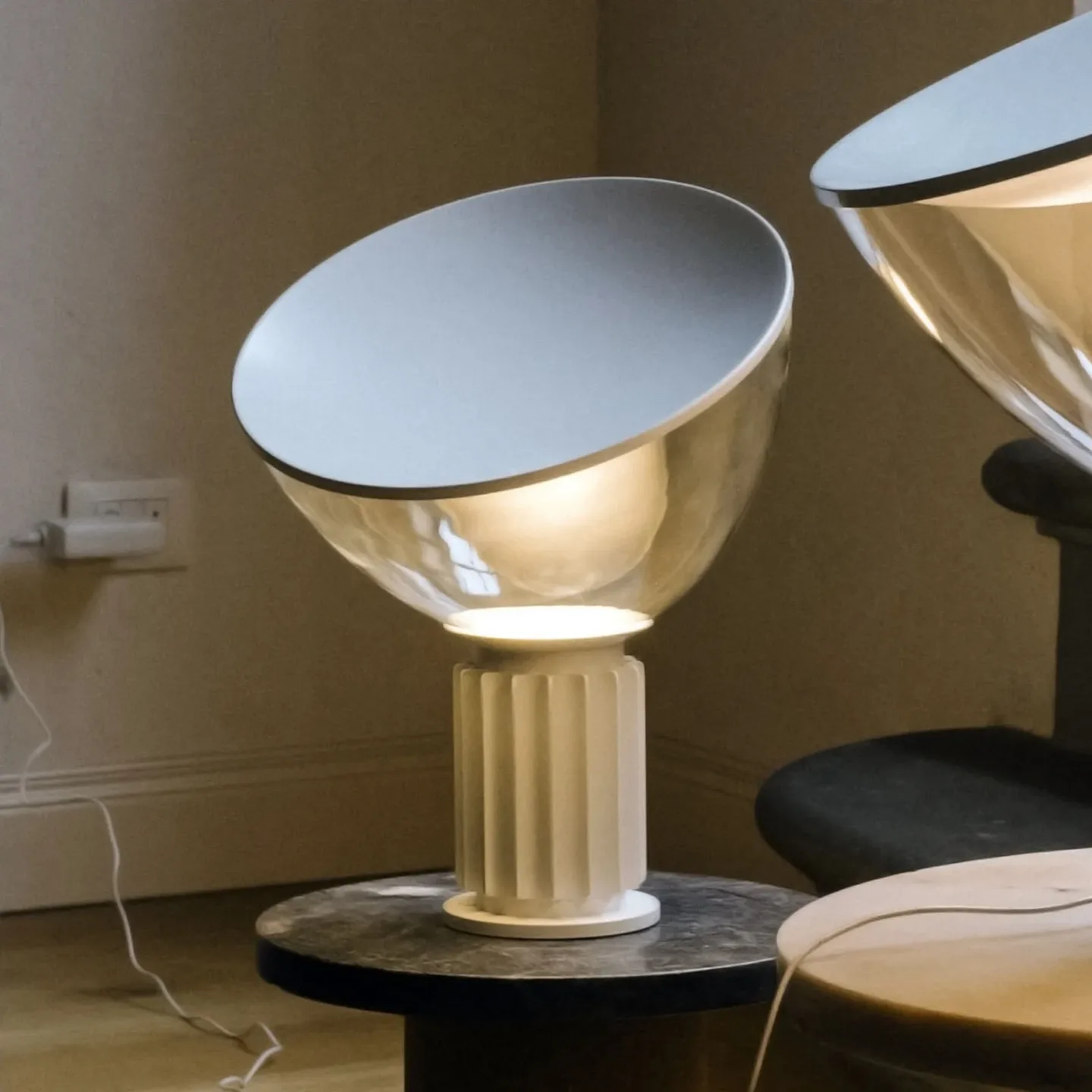 Flos Taccia Small Tischleuchte LED 48,5 cm Mattweiß-Glaskuppel