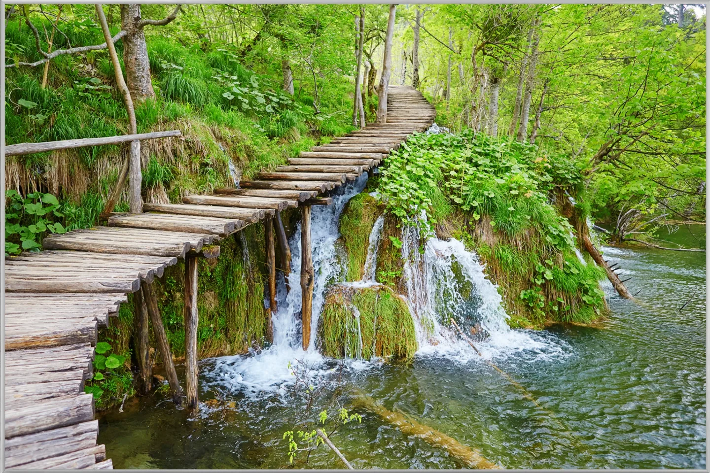 image LAND Bild mit Rahmen Kleiner Wasserfall im Wald 3 | Schubiger Möbel