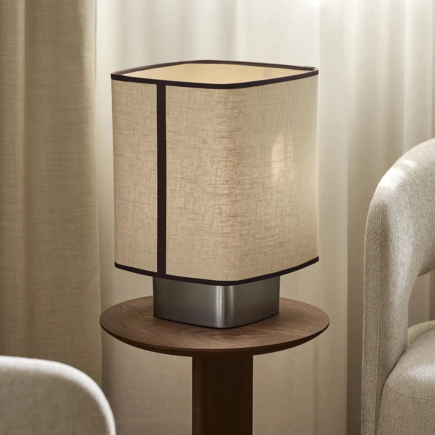 Dolce bordlampe, kalksteinbeige - MARKET SET - Stue - Design - Stoff / Tekstil - Med en lyskilde