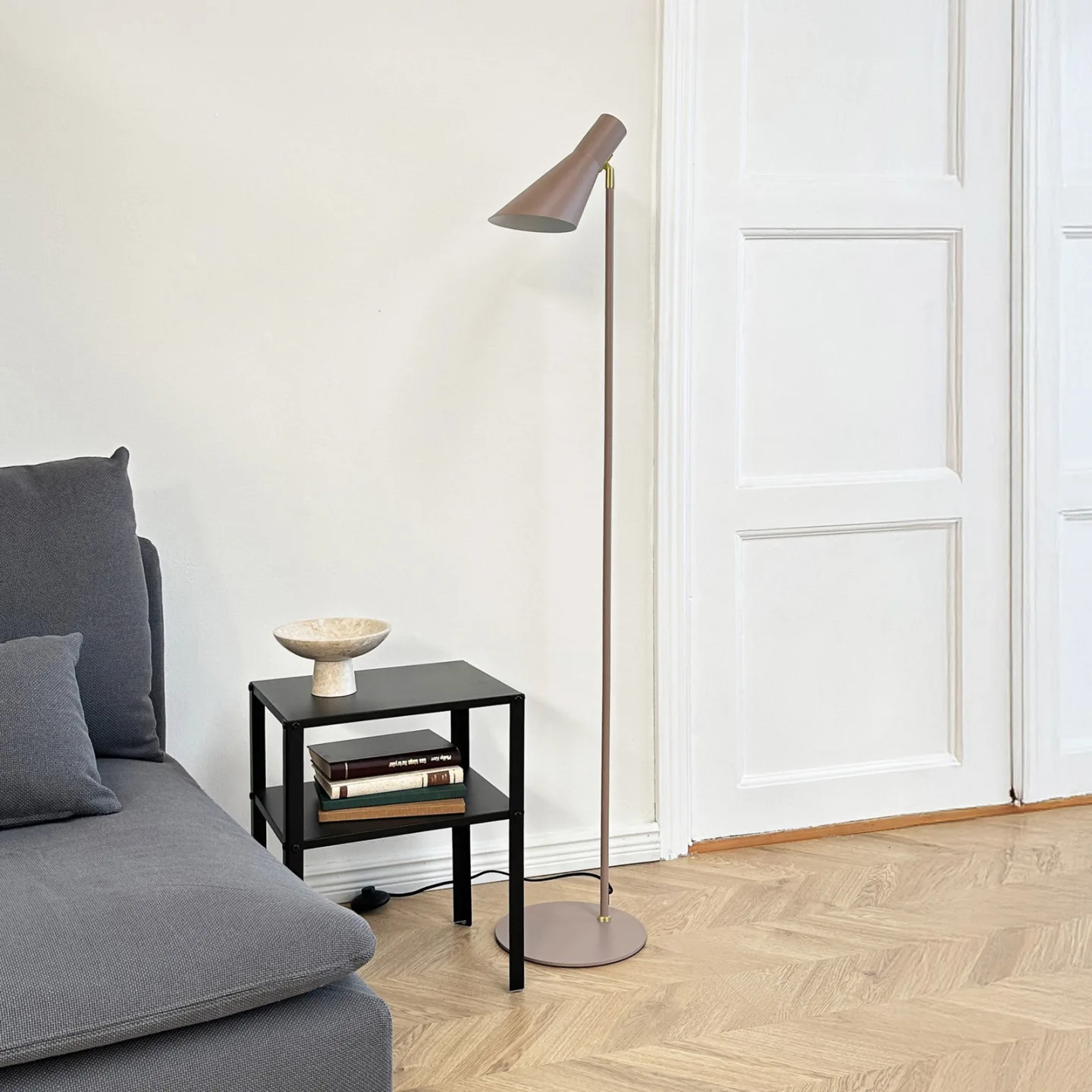 DL12 gulvlampe, beige/messing, 139 cm, metall - Dyberg Larsen - Stue - Skandinavisk - Rund
