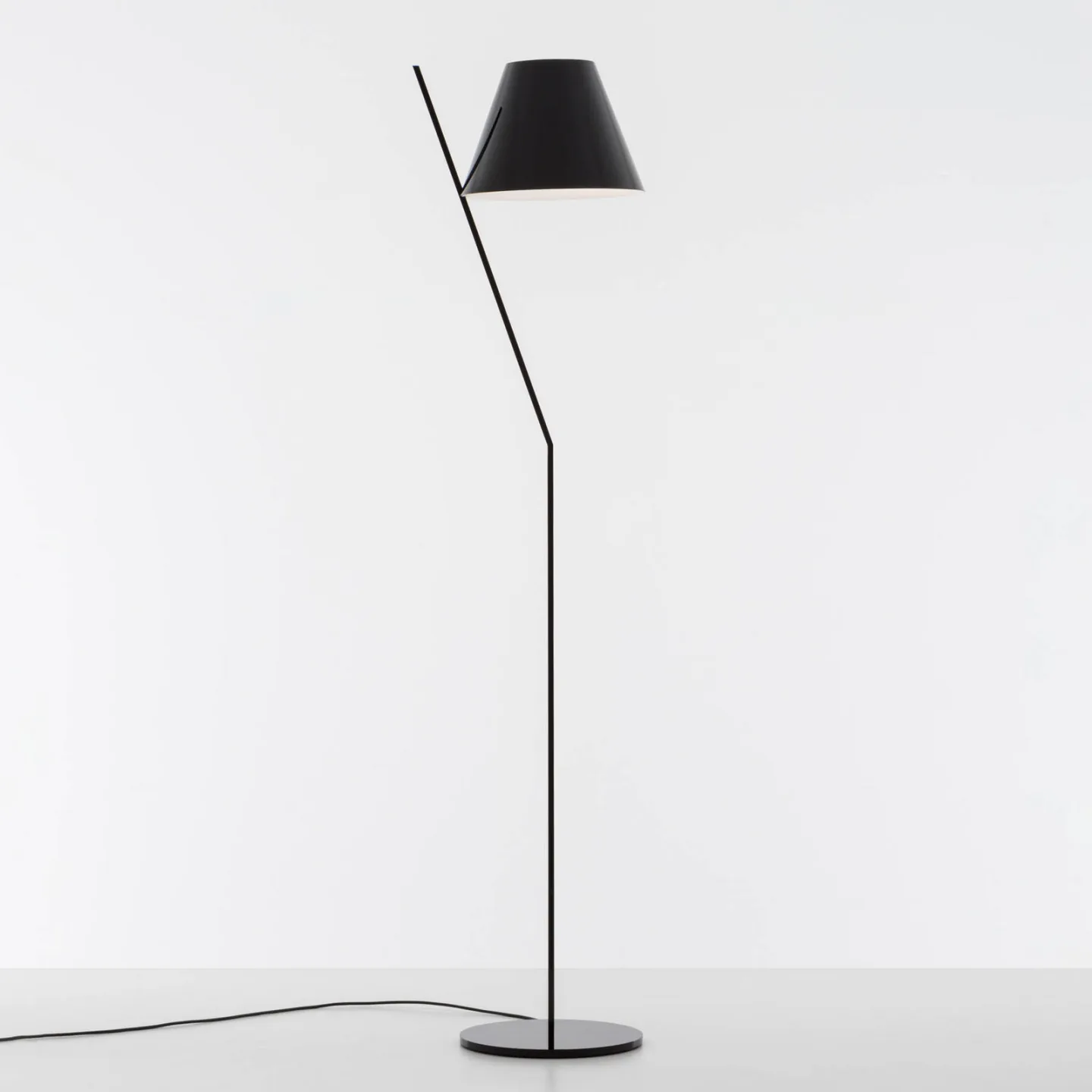 La Petite F Stehleuchte Black - Artemide - Wohnzimmer - Design - Kunststoff - Mit Schirm