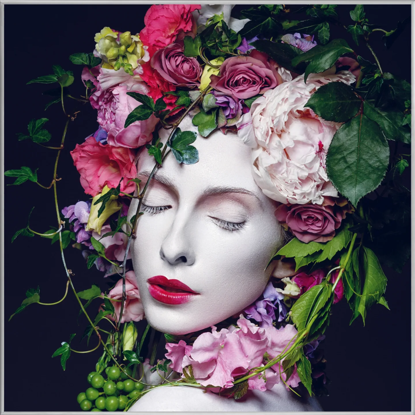 image LAND Bild mit Rahmen Hübsche Frau mit Blumen | Schubiger Möbel