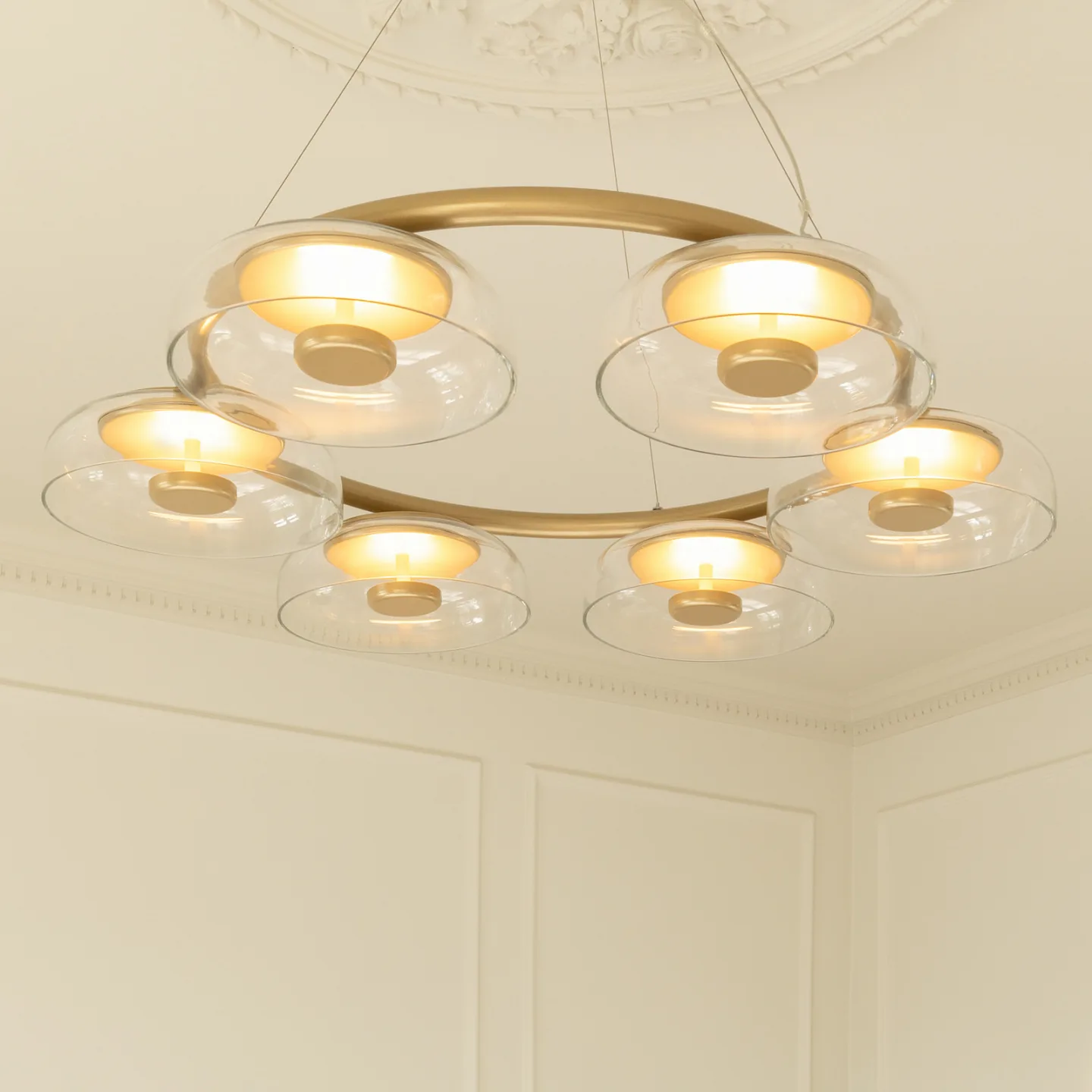 Blossi 6 lysekrone, guld/klar, Ø 80 cm, 6 lyskilder - Nuura Nuura Aps - Stue - Design - Metal - Med flere lyskilder