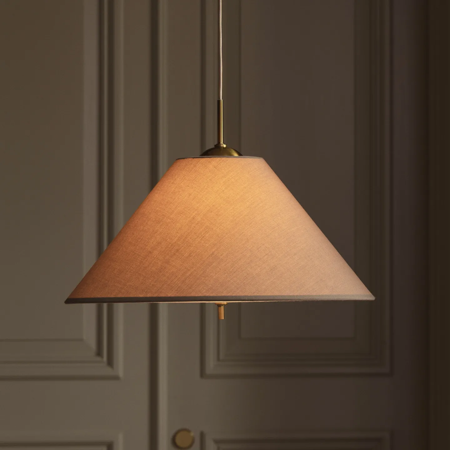 IRIS 50 Hängelampe mokkabraun Ø 50 cm - Globen Lighting - Wohnzimmer - Skandinavisch - Stoff / Textil - Mit Schirm