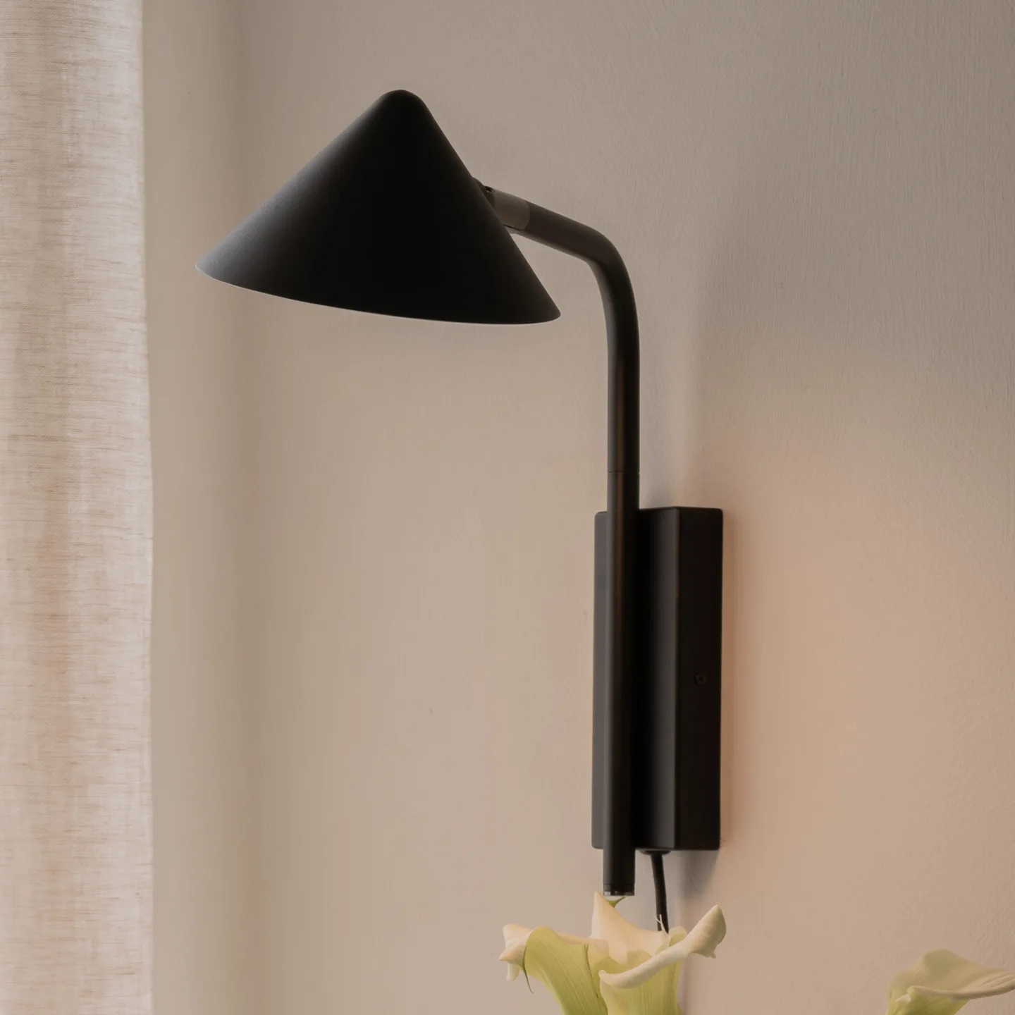 Kuro vegglampe, svart, 32 cm, stikkontakt, G9 - Watt & Veke Watt & Veke - Stue - Design - Metall - Med en lyskilde