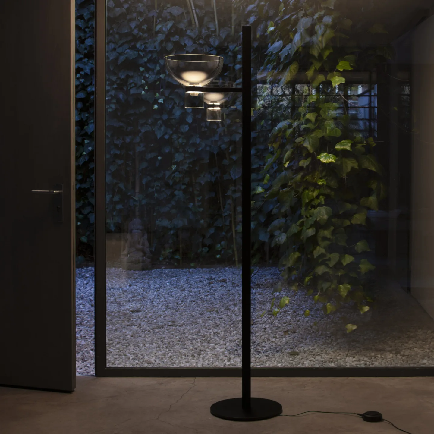 Nocturne F1 Bowl LED-Stehleuchte, schwarz, Höhe 206cm - Flos - Wohnzimmer - Design - Aluminium - Mit Schirm
