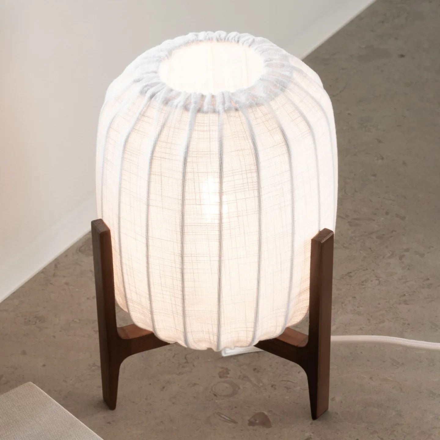 Prisma Tischlampe, esche/weiß, 24cm, Holz - Watt & Veke - Wohnzimmer - Design - Einflammig