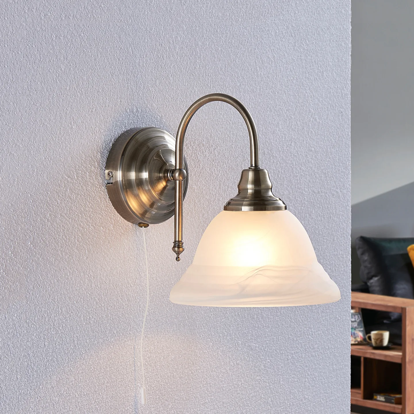 Hanna Væglampe Antique Brass/Opal - Lindby - Stue - Antik - Glas - Med én lyskilde