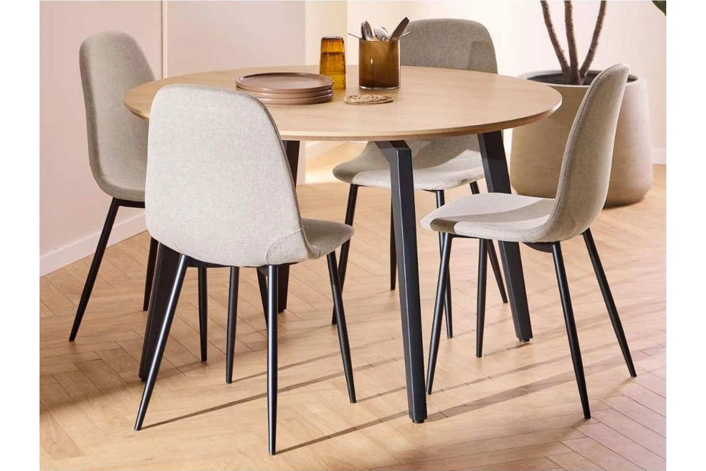 Motona Matgrupp Rund 120 cm + 4 st Salaman Matstolar - Svart/Beige